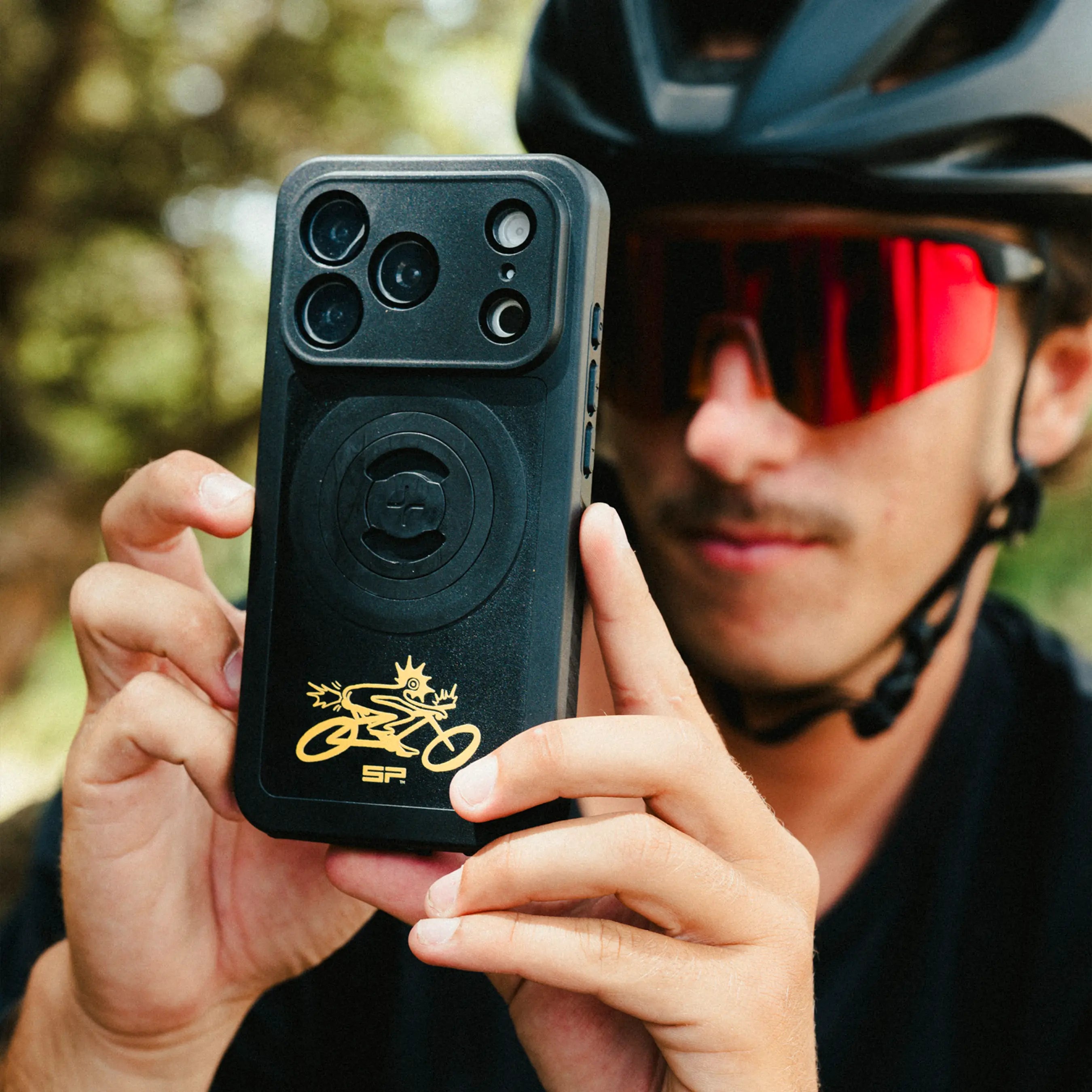 SP Connect Chase the Sun Cyclist coque iPhone 17 Pro vélo