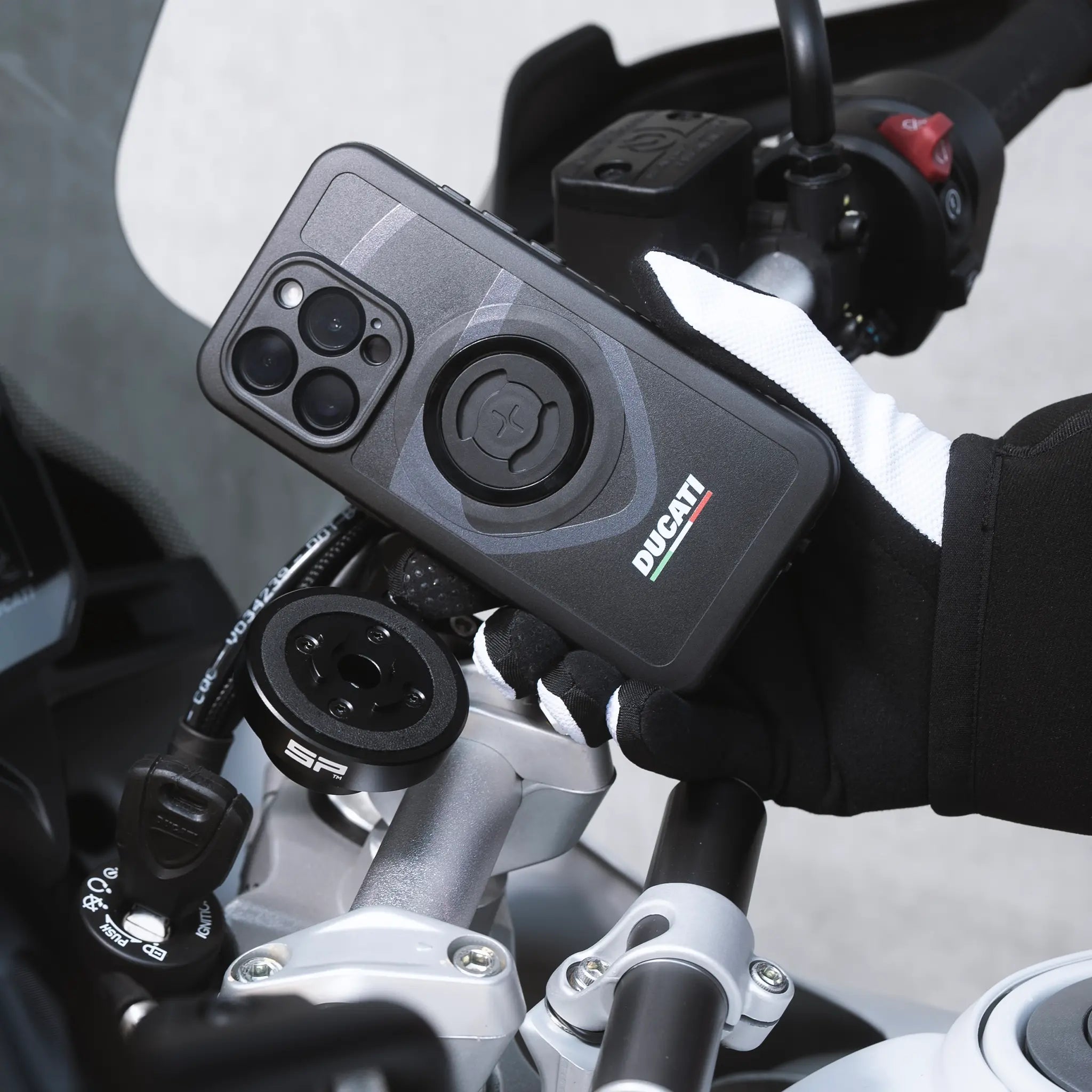 SP Connect Ducati Shield coque iPhone 16 Pro fixation guidon