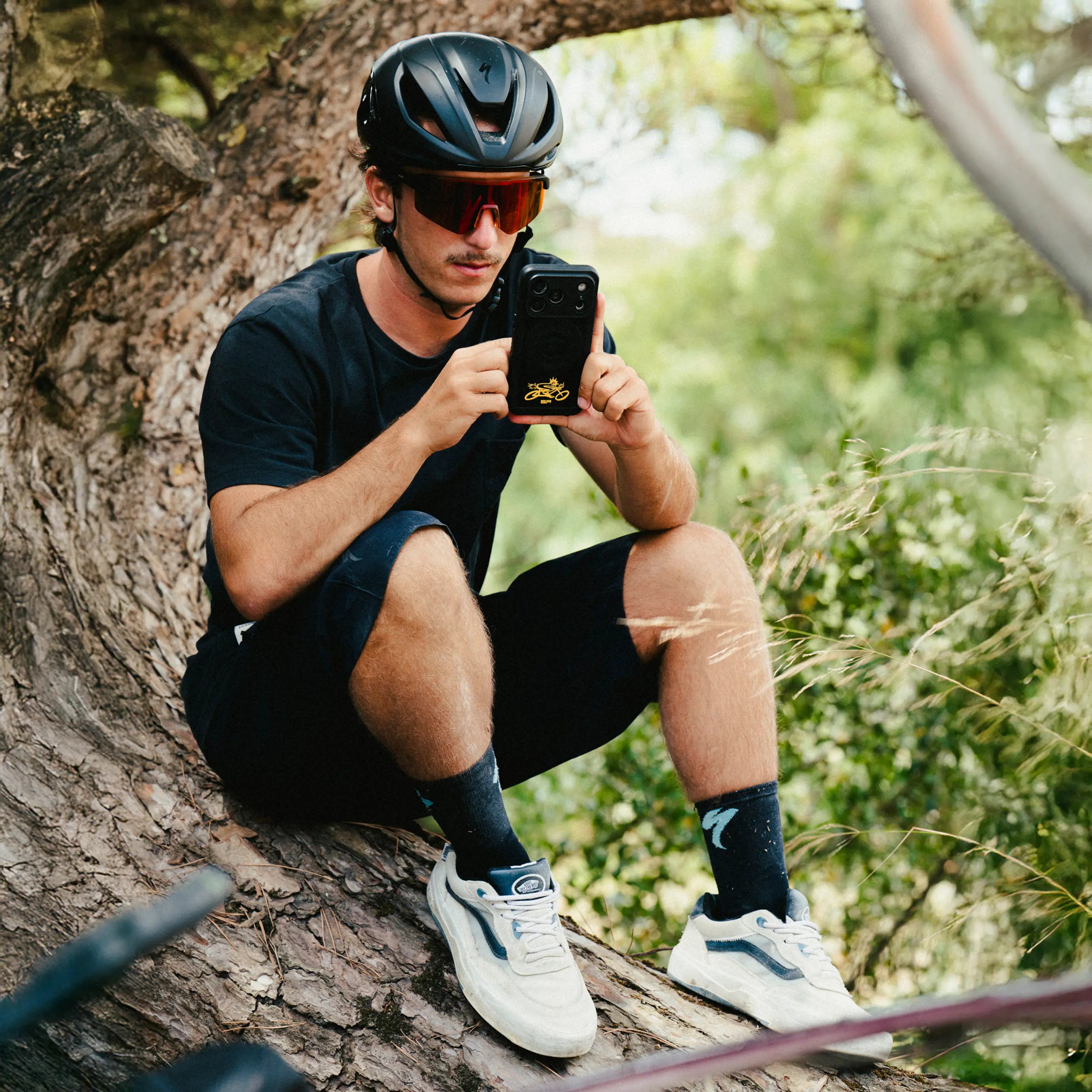 SP Connect Chase the Sun Cyclist coque iPhone 17 Pro vélo