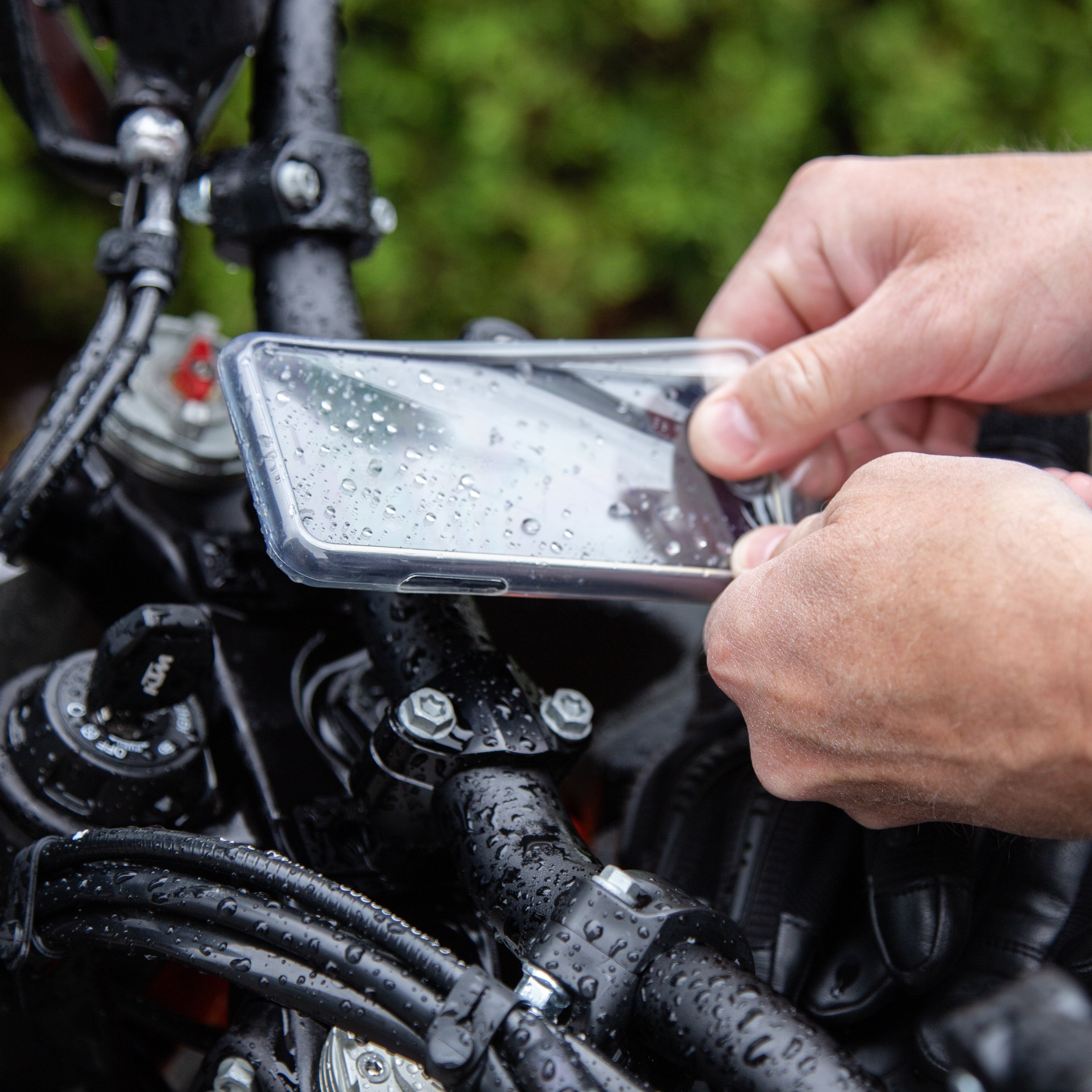 SP Connect Accessories Weather Cover housse iPhone 16 pluie