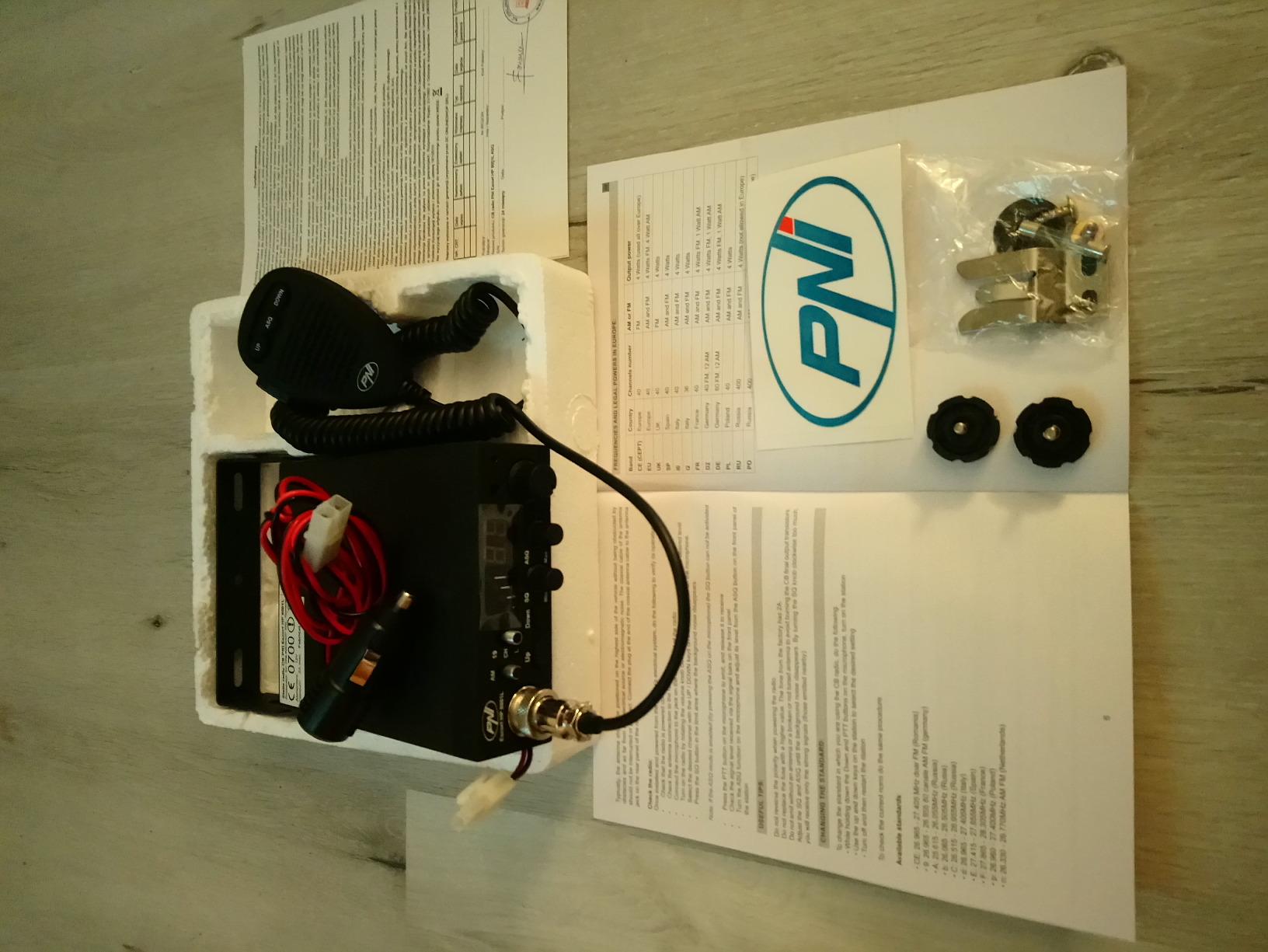 PNI Escort HP 8001L radio CB 4W 40 canaux ASQ + écouteur