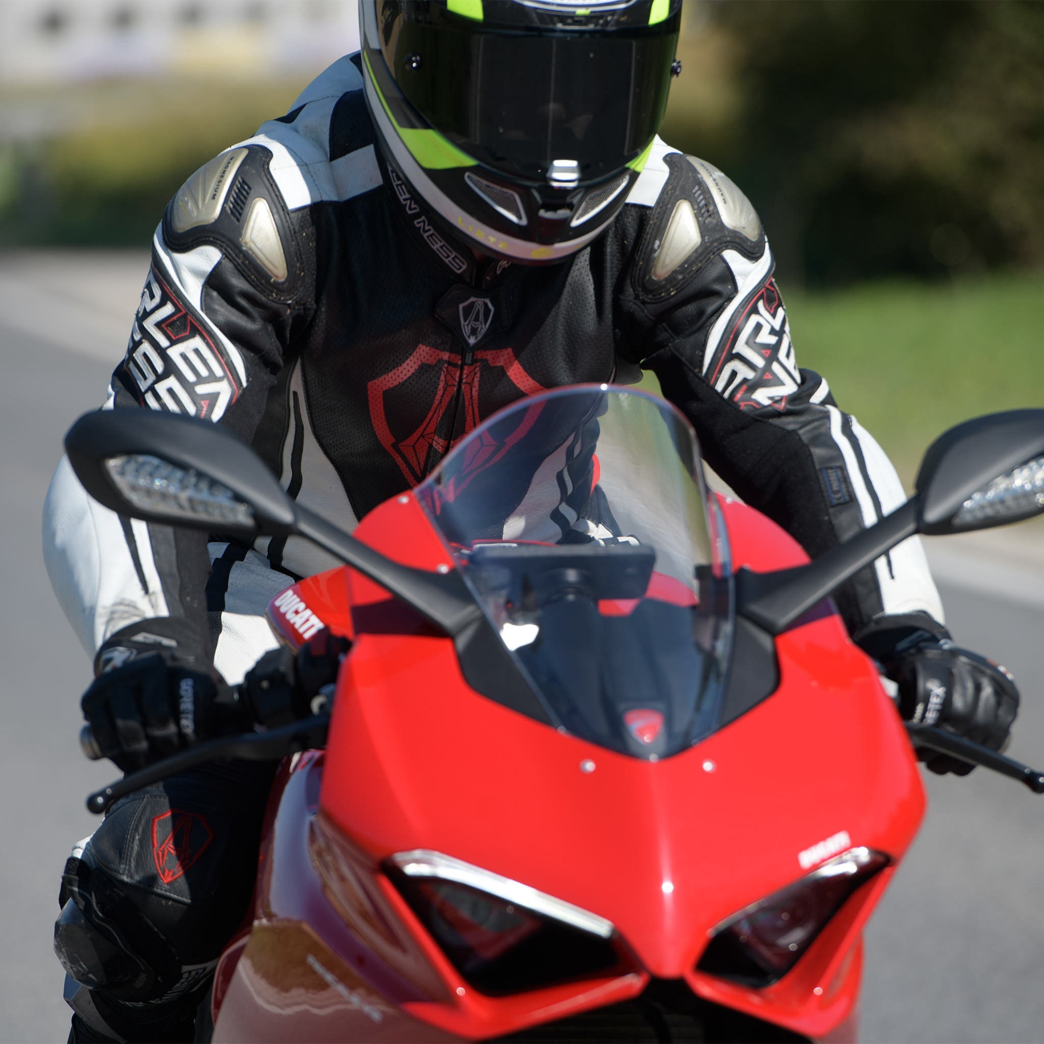 SP Connect Ducati Shield coque iPhone 16 Pro fixation guidon