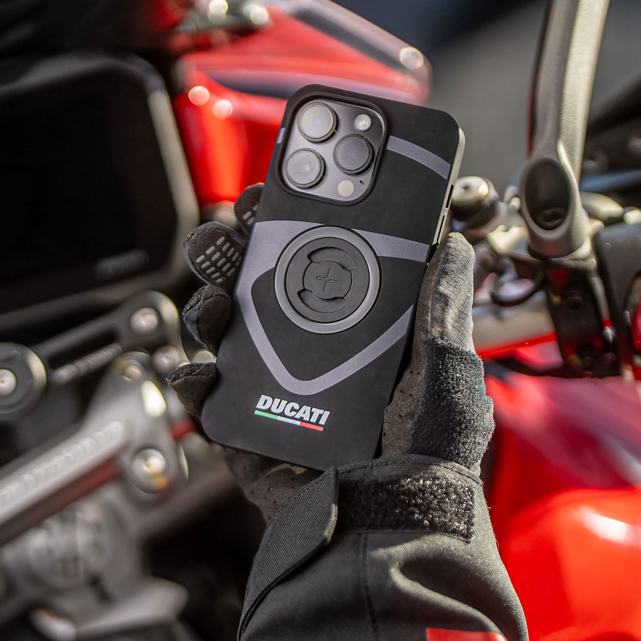 SP Connect Ducati Shield coque iPhone 16 Pro fixation guidon